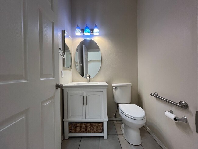 Building Photo - Gorgeous and Quiet 4 Bedroom 2.5 Bathroom ...