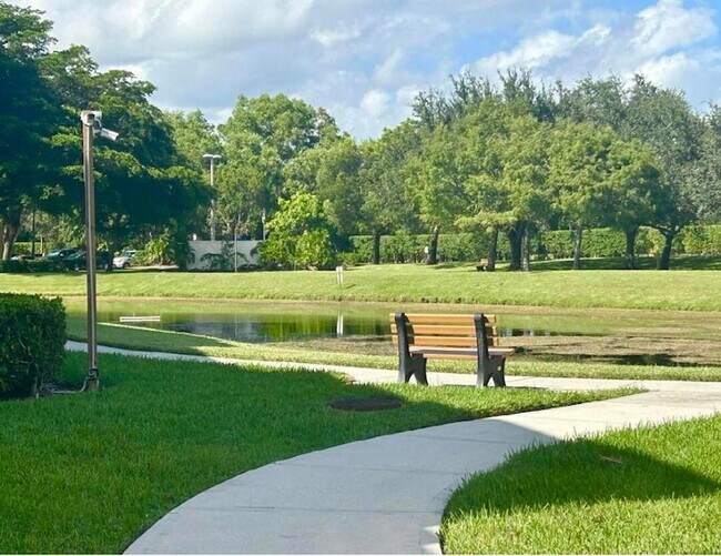 Building Photo - 1100 Crestwood Ct S