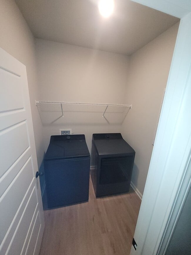 Building Photo - 4 bedroom 2.5 bath