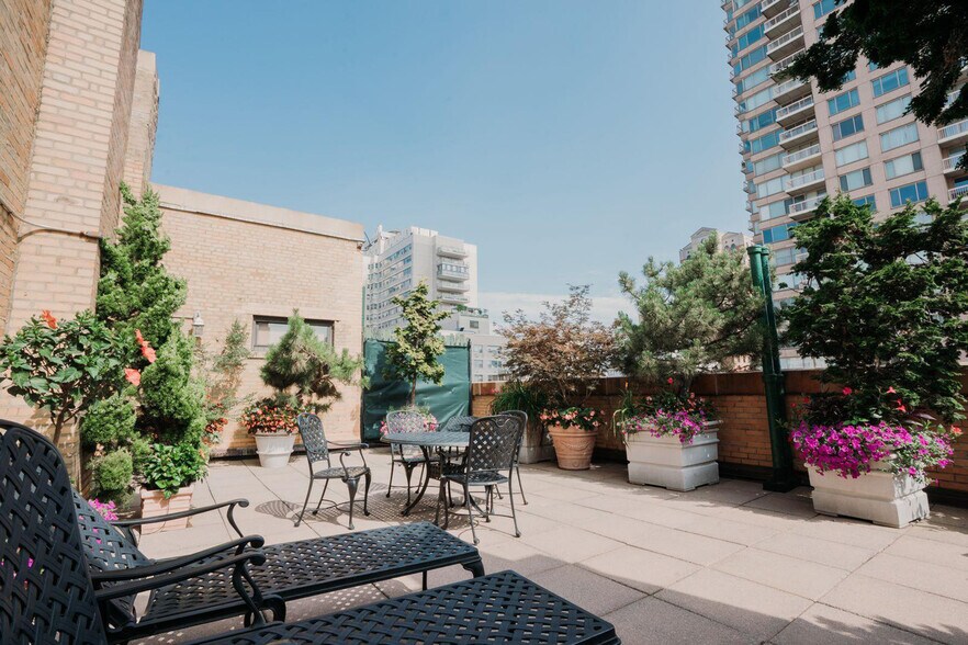 Building Photo - 248 E 68th St