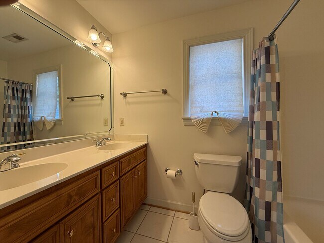 Building Photo - Immaculate End-Unit Townhome in Port Warwick