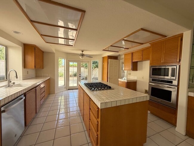 Building Photo - Spacious Home in Tustin with Main Floor Be...