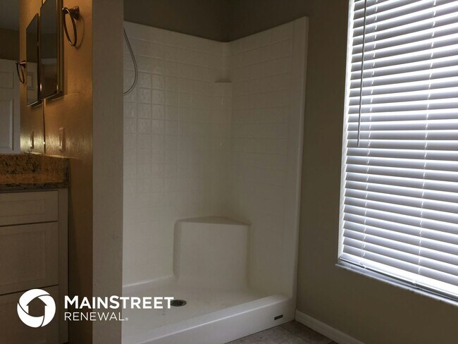 Building Photo - 622 SW 11th Ave