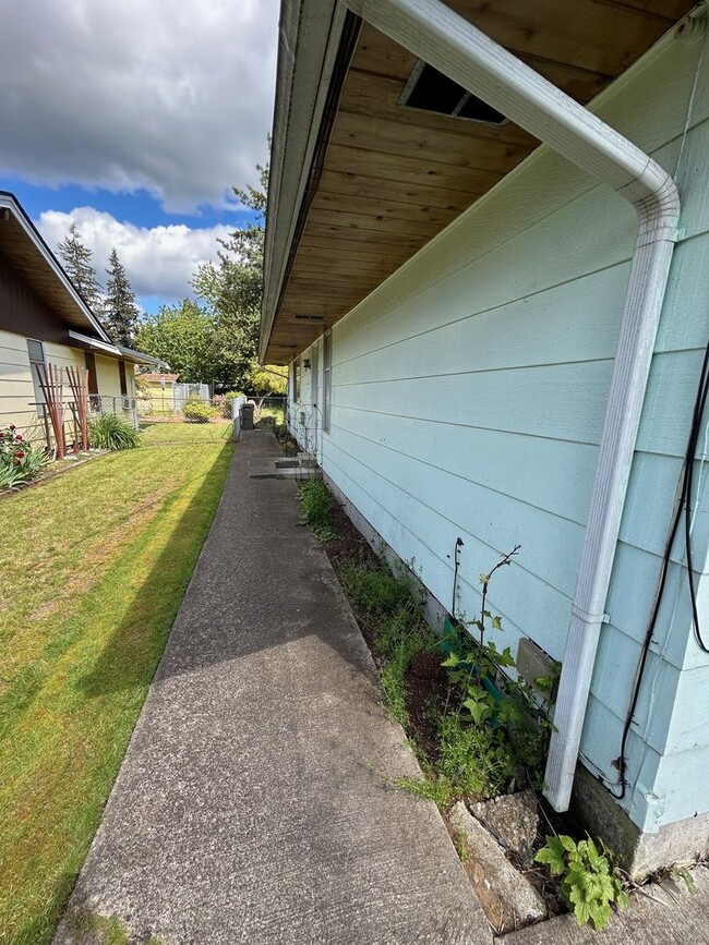 Building Photo - Spacious 3 bedroom, 2 bathroom with large ...