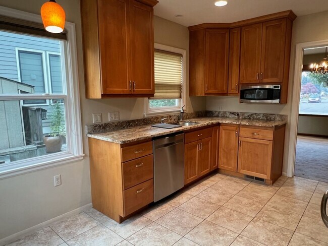 Building Photo - Located in the Historic District! 3+ beds, 1.5 bath, single garage, hardwood floors and MORE!