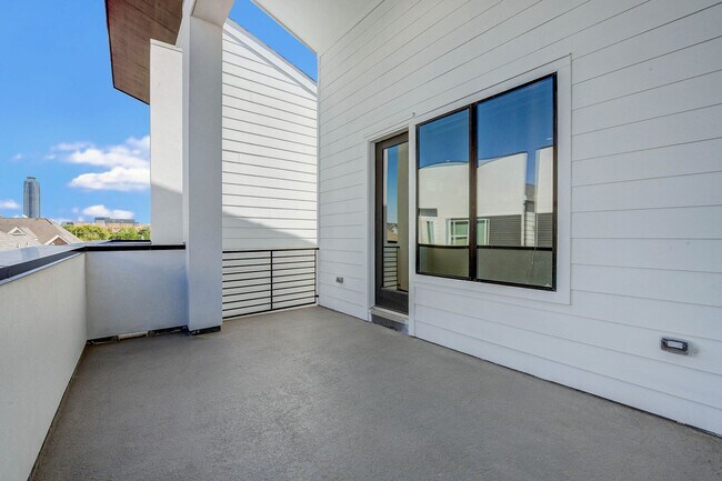 Building Photo - 3 Bedroom Home in the Galleria