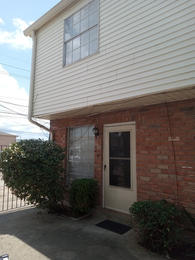 Building Photo - 1428 Hickory Ave