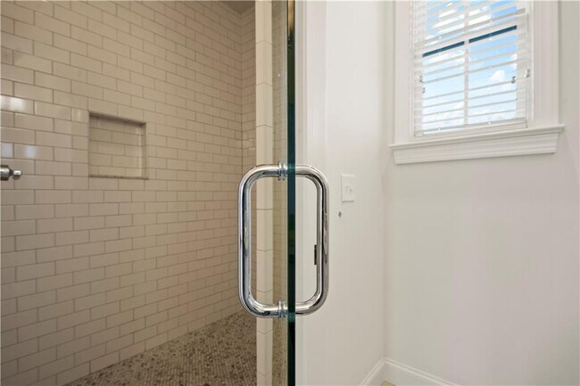 Building Photo - 689 Fraser St SE