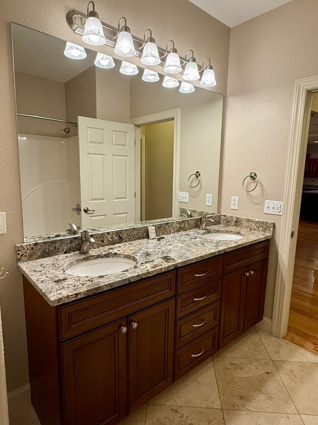 Building Photo - 421 Amberland Ln