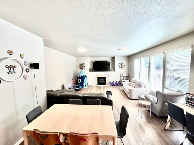 Building Photo - Spacious 5bed/2.5bath W/Bonus Room