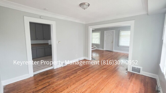Building Photo - 2 Bed 1 Bath rare to rent!