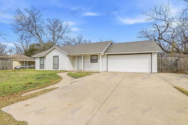 Building Photo - 702 N Walnut St