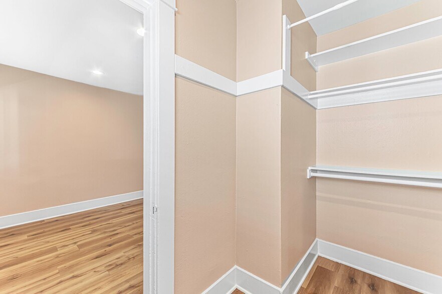 Building Photo - 1460 Gaviota Ave