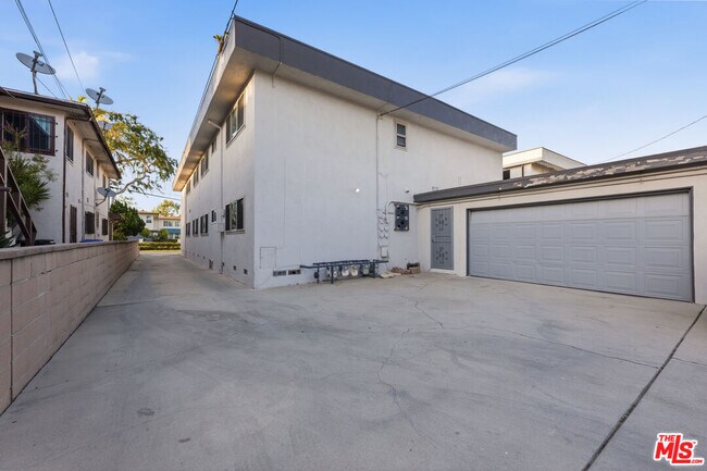 Building Photo - 3212 W 84th Pl