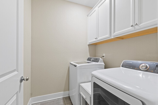 Building Photo - 978 Day Lily Dr