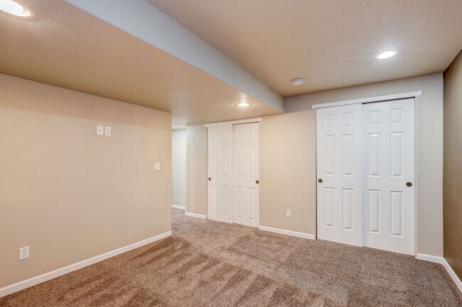 Building Photo - 5 bedroom single family home in Castle Rock.