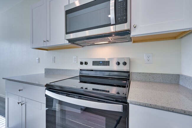 Building Photo - NW 3 Bedroom Townhouse!! Gated Community Pool!! 2 Car Garage!!! No Carpet downstairs.