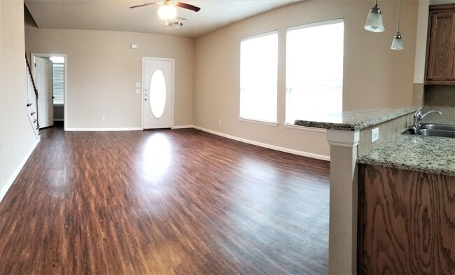 Building Photo - Spacious 2 Story Duplex in Benbrook