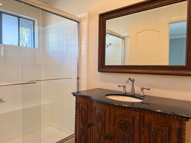 Building Photo - Newport Crest 2 Bedroom Townhouse / Newpor...