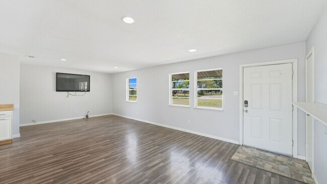 Building Photo - 200 Valley Acres Dr