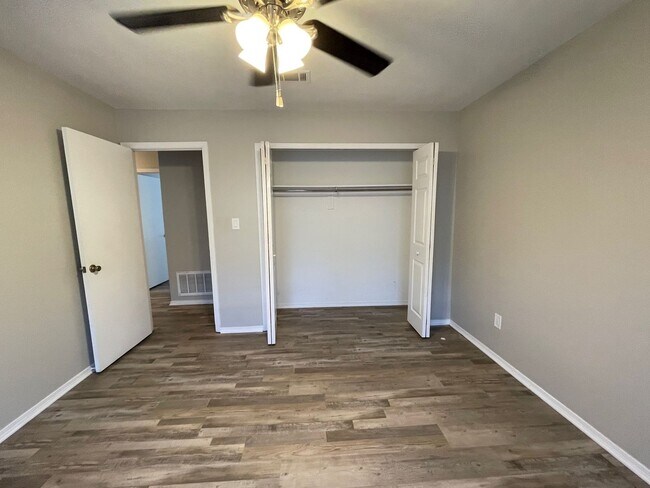 Building Photo - 4615 Gladstone Dr