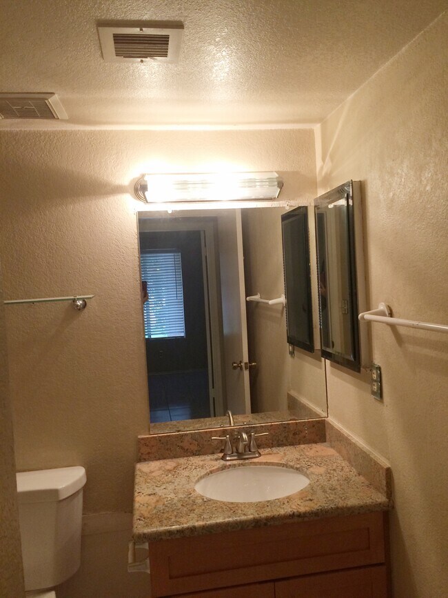 Building Photo - 905 S Lola Ln