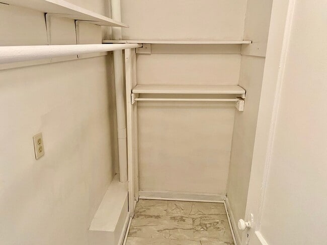 Building Photo - 2 Bedroom - 1 full bath 850 sq. ft.  Apart...