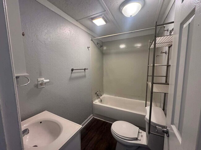 Building Photo - 613 E Johnston-AVS