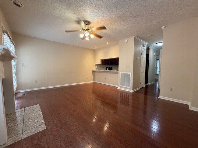 Building Photo - 3 or 4 Bedroom / 3.5 Bath Condo Kingsport, TN 37663