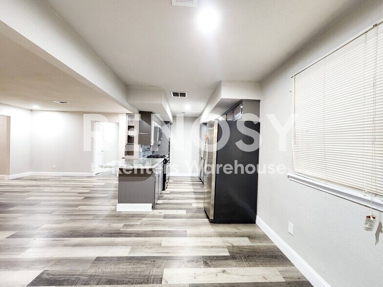 Building Photo - 9750 Hillis St