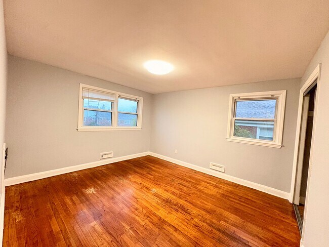 Building Photo - Spacious Townhome with Updated Kitchen & P...