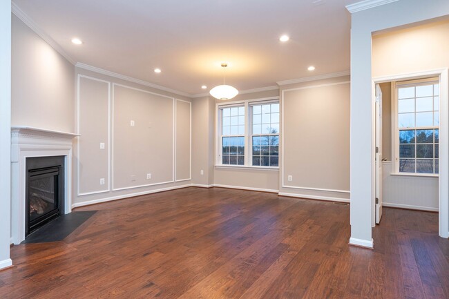 Building Photo - Eastgate Square 4 Bed 3.5 Bath Townhome