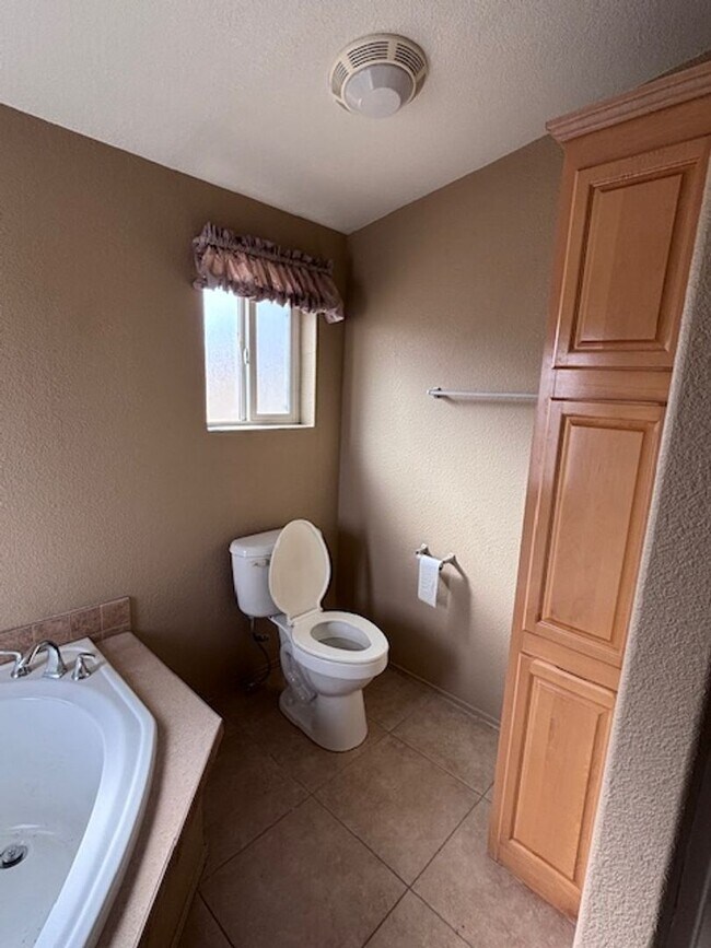 Building Photo - Spacious 3 Bedroom, 2 Bath Home with Large Lot & 3-Car Garage – Prime Location!