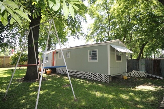 Building Photo - 734 McDaniel St