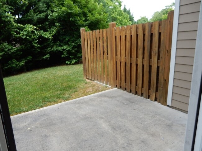 Building Photo - Like New Townhome in Old SW! Close to Cari...