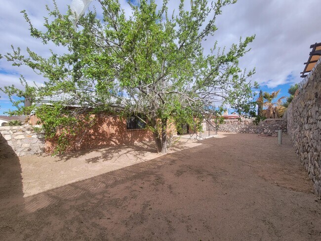 Building Photo - 7716 Iroquois Dr