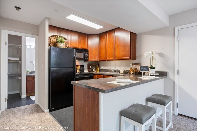 Building Photo - 5811 Oakwood Dr