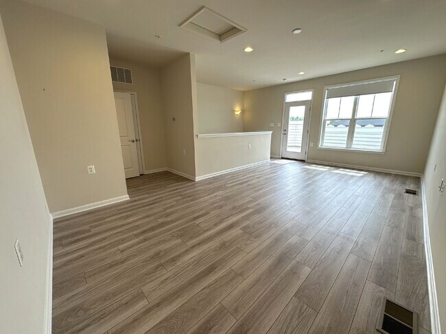 Building Photo - LEASE PENDING! Luxury Townhome in Frederick