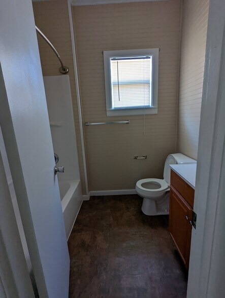 Bath 1 - 804 N Maple St