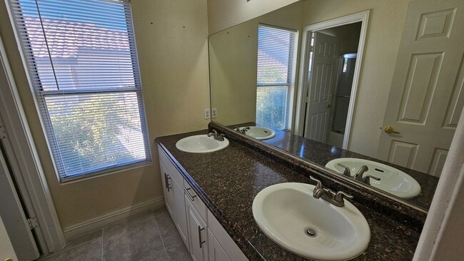 Building Photo - 4 Bedroom!  Buffalo & Smoke Ranch Area!