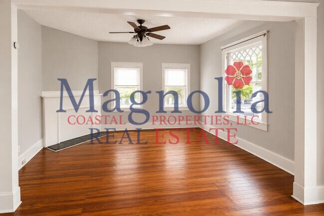 Building Photo - First floor 2 bedroom unit in the Heart of Downtown Savannah!