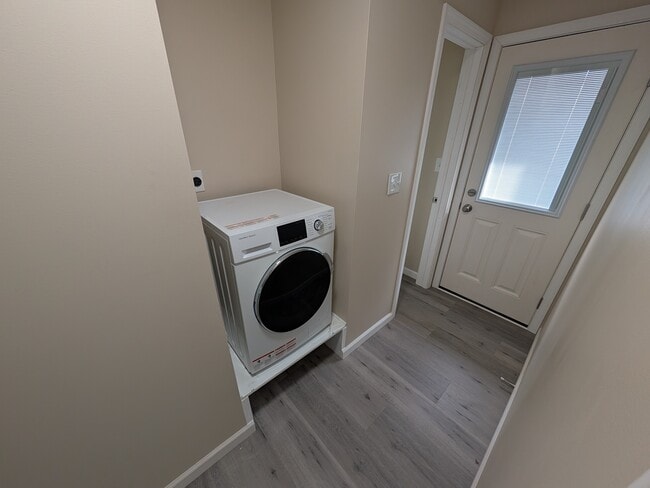 Building Photo - 407 Holiday Dr