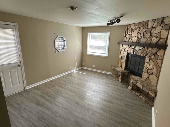 Building Photo - 1109 E Fredrickson Dr