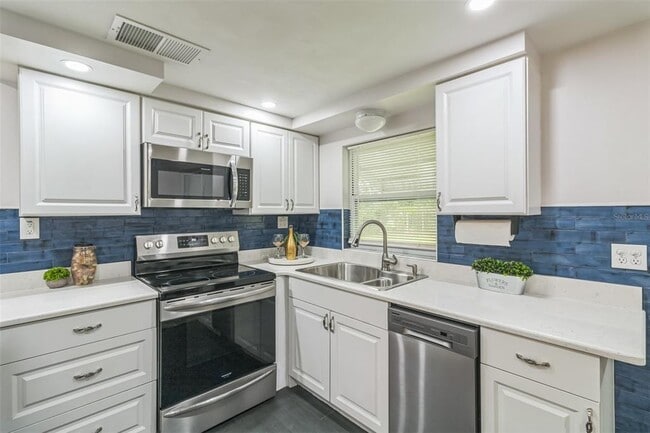 Building Photo - 5390 S Manatee Terrace