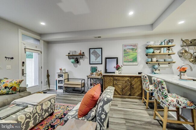 Building Photo - 819 D St NE