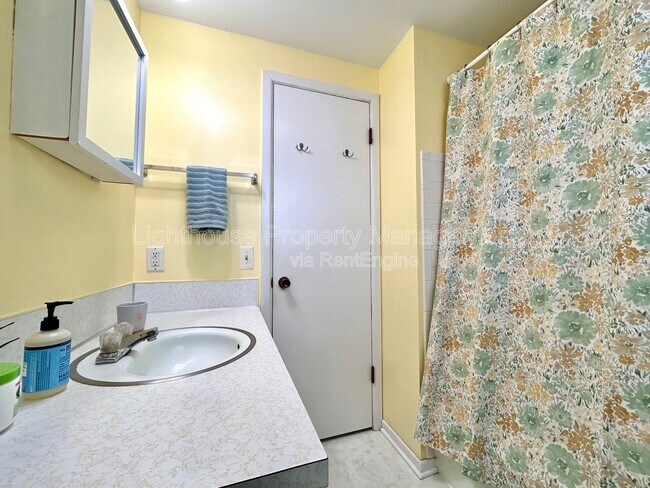 Building Photo - 2728 Vassar Dr SE