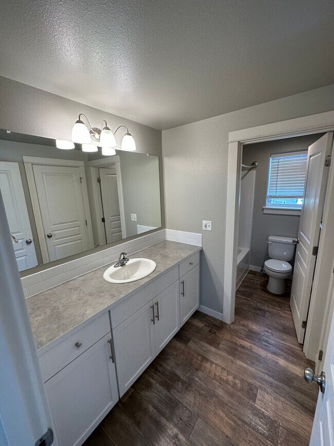 Building Photo - Charming and Modern Redmond Home: Pet-Friendly, Two-Car Garage, and More!