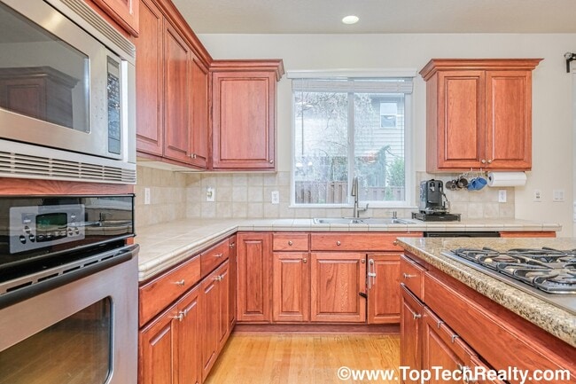 Building Photo - Beautiful 4 Bedroom | 2.5 Bathroom | 2,540 Sqft. Home | Central A/C | Solar Panels | Located in B...