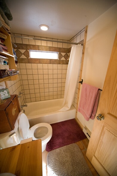 Full Size Bathroom - 2 Nelson St