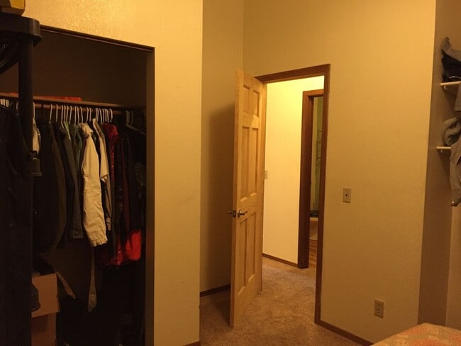 Building Photo - 2 Bedroom Condo, Pet's OK, Heat Included